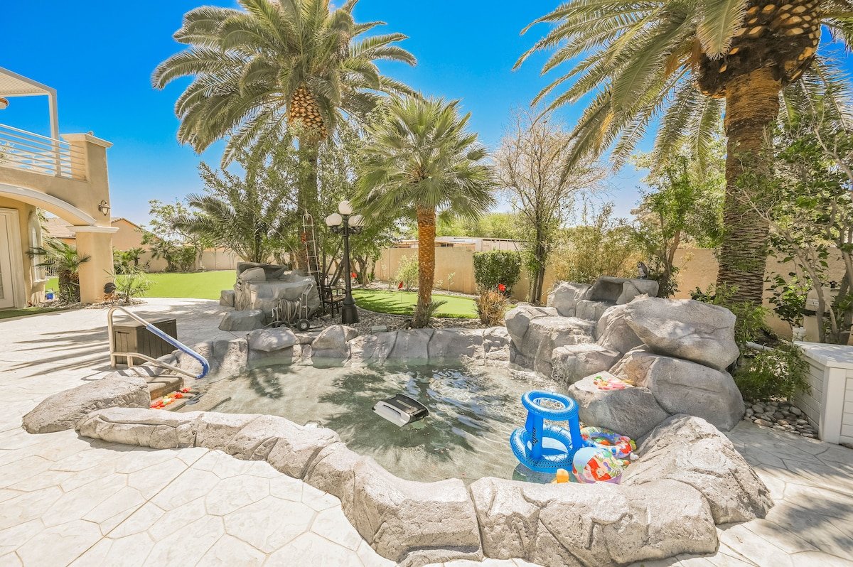 Studding Pool with Waterfalls 6 bedrooms Home gallery image 5