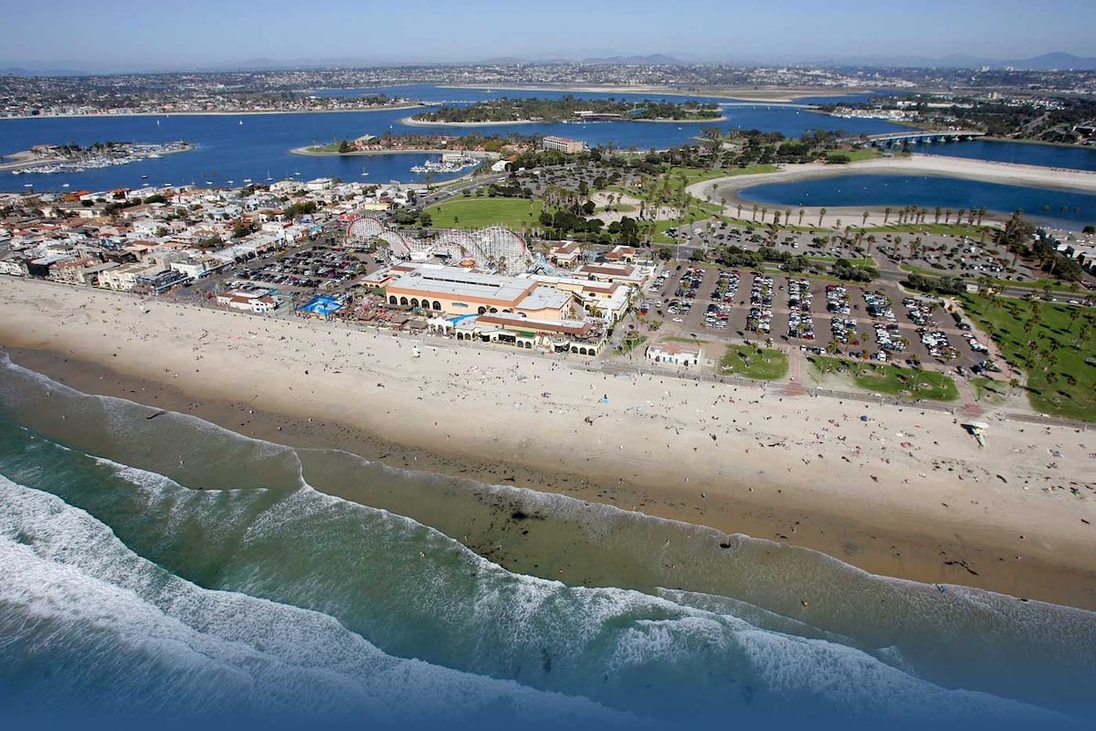 Fabulous Mission Beach Ocean Front Condo gallery image 2