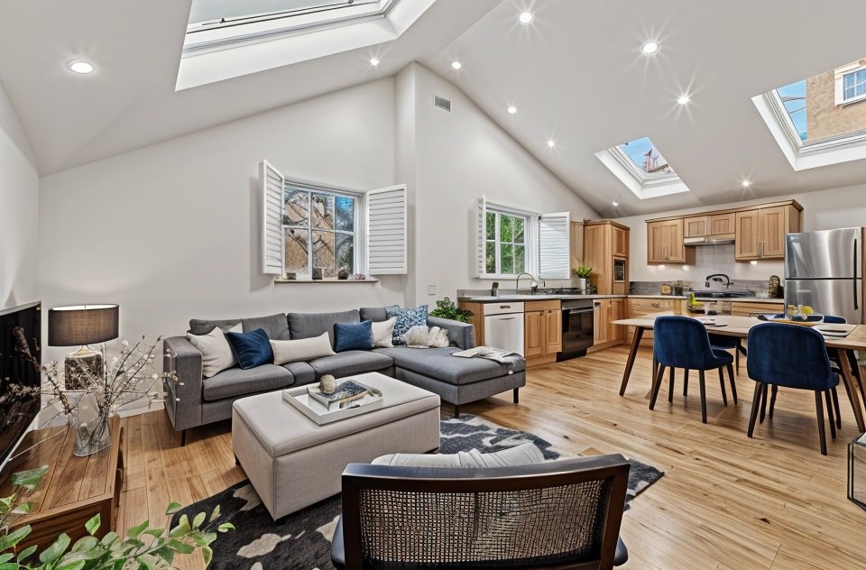 Unique sunny house private entrance high ceiling gallery image 2