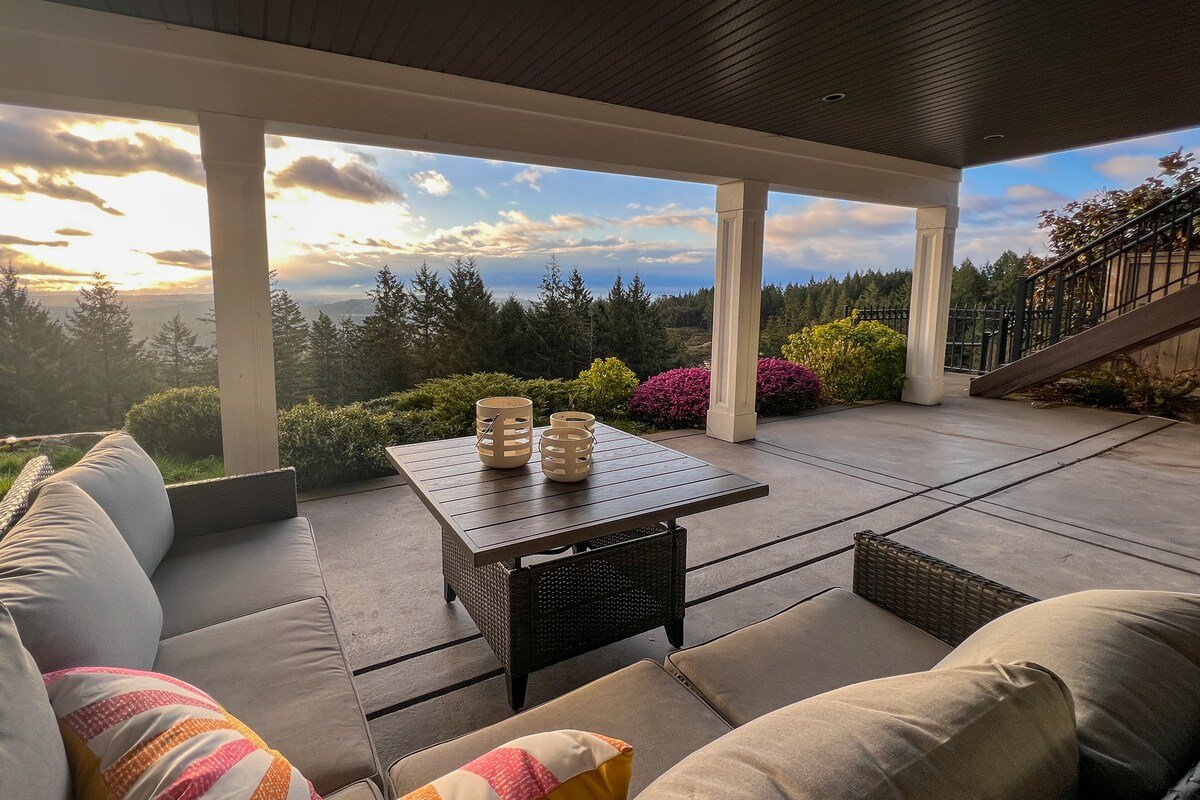 Oriole & Fawn Suite: Unwind with Views & Theatre gallery image 4