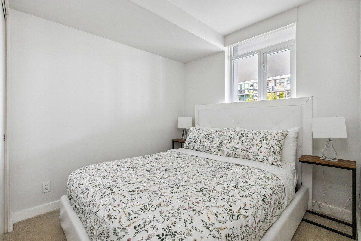 5 min seawall/AC/Yaletown/City View/Sleeps4people! gallery image 5
