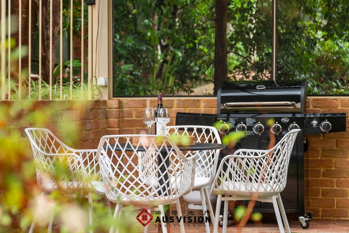 Perth Hill Poolside Paradise BBQ,Mini golf,Airport gallery image 5