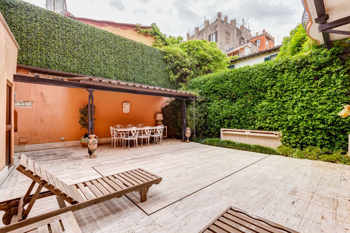BMGA | Luxury Home with Patio in Trastevere