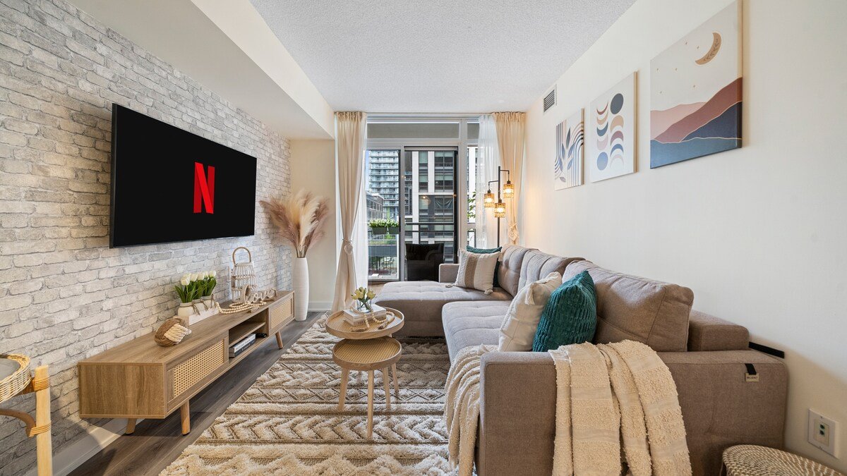 Boho Forest Escape King Bed 3BR + Free Parking DT gallery image 2