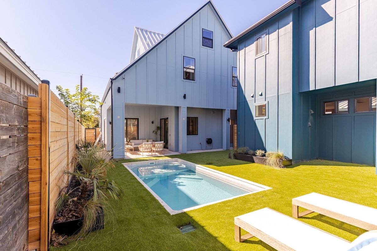 NEW Central Austin Estate: 2 Spacious Homes & Pool gallery image 2