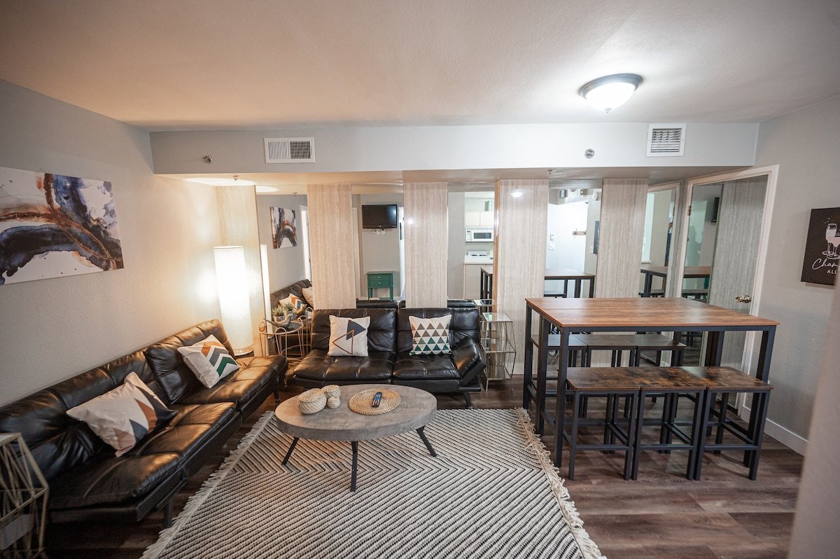 Stay Together on The Strip – 3 Bedroom Condo gallery image 3