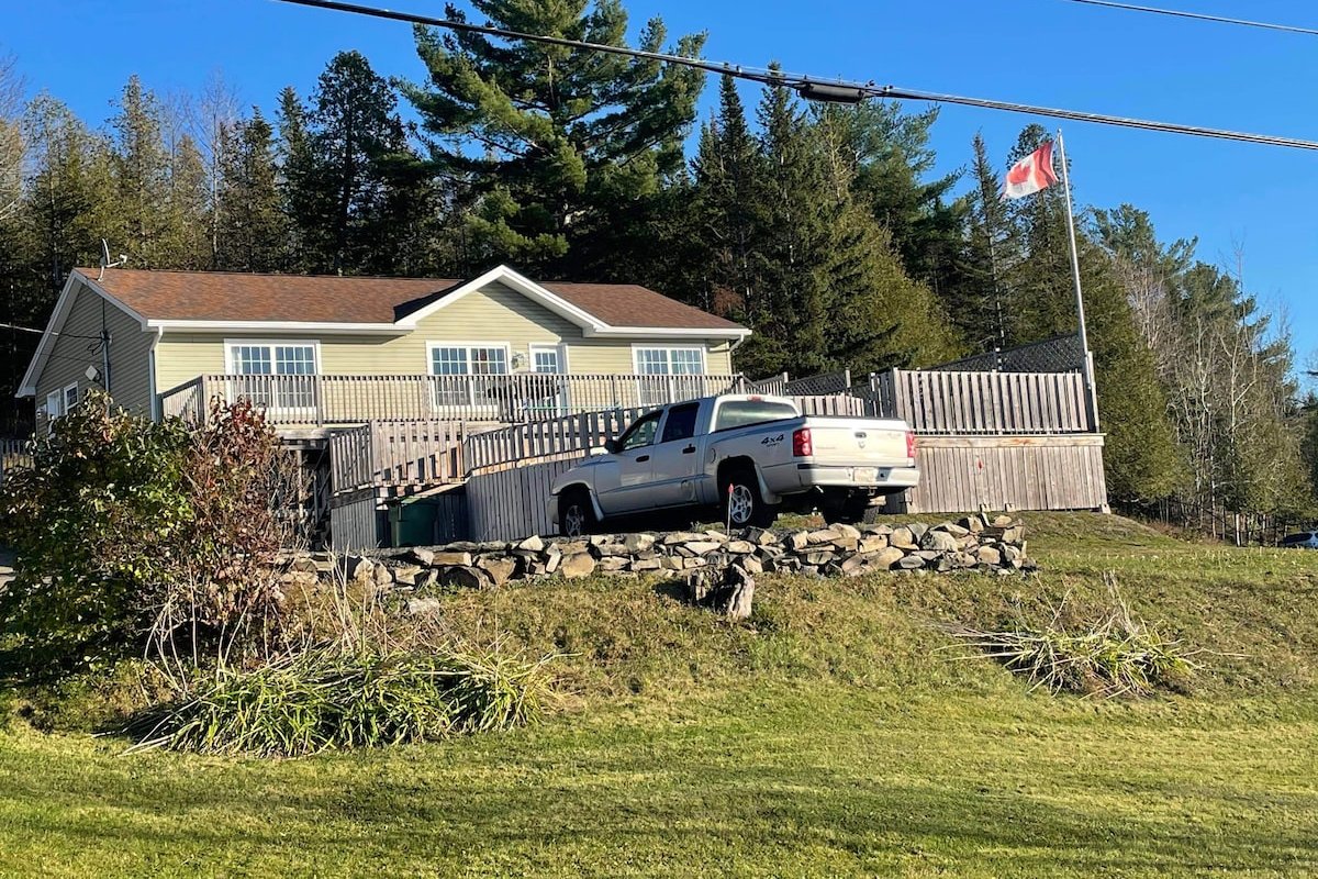 Beautiful 4-Bedroom home with pool. gallery image 2