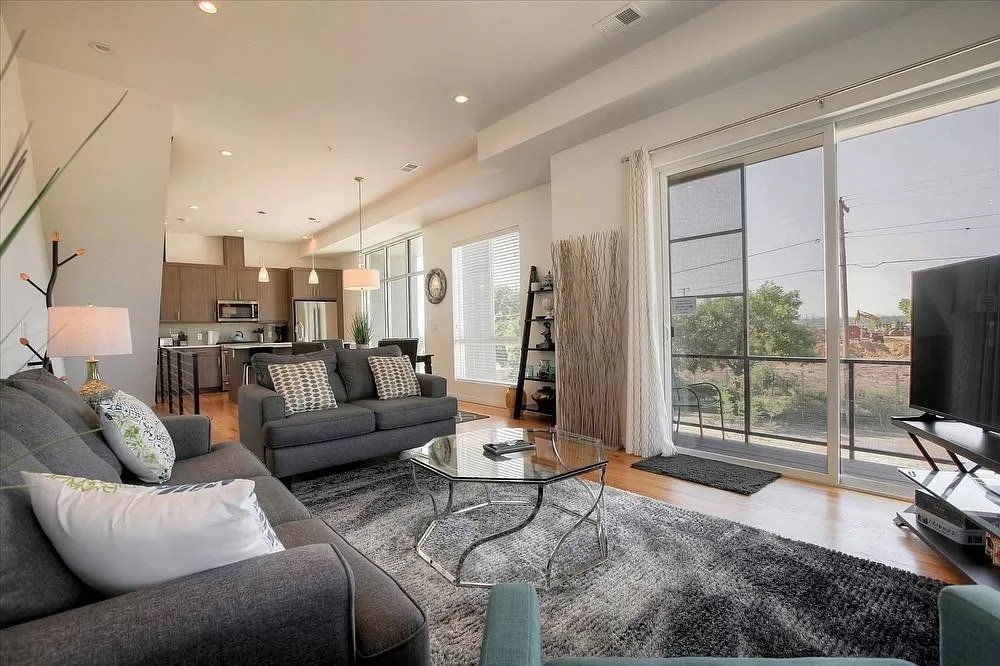 Welcoming Townhome Retread with Rooftop Hot Tub gallery image 4