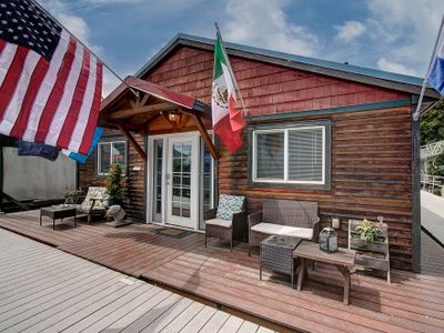 Beautiful, Private and Peaceful Floating Home