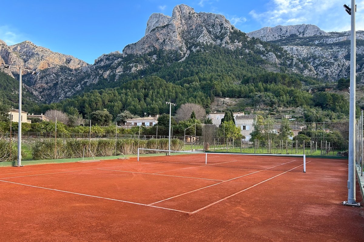 Finca with large pool and fully lit tennis court gallery image 4