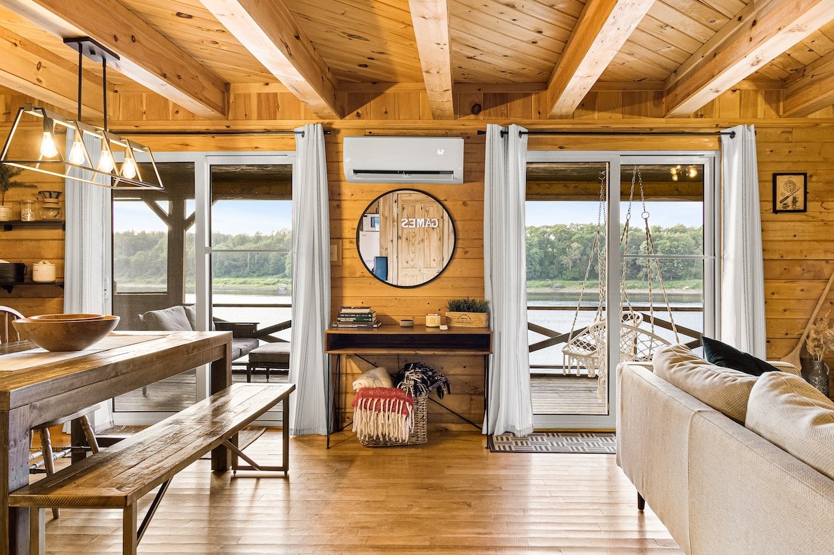 Knotty Pines – Enclosed Deck with Waterfront Views gallery image 4