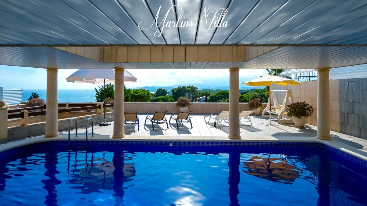 Martin ‘s Villa. House on the beach with pool gallery image 2