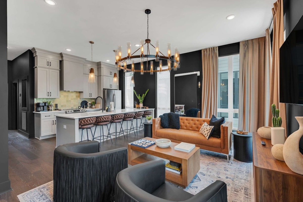 Winter Rates | Iconic Duo 15 Min to DT Sleeps 24 gallery image 3