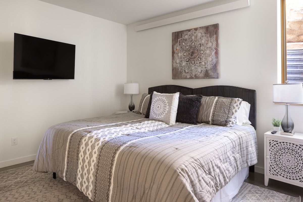 Luxury modern estate with guest house gallery image 4