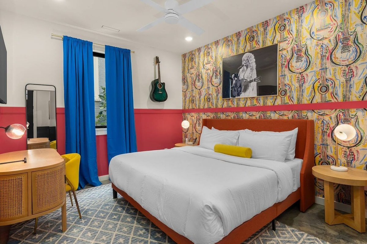 Livin’ Luxe on Music Row: Hot Tub + 1.5Mi to Bway gallery image 3