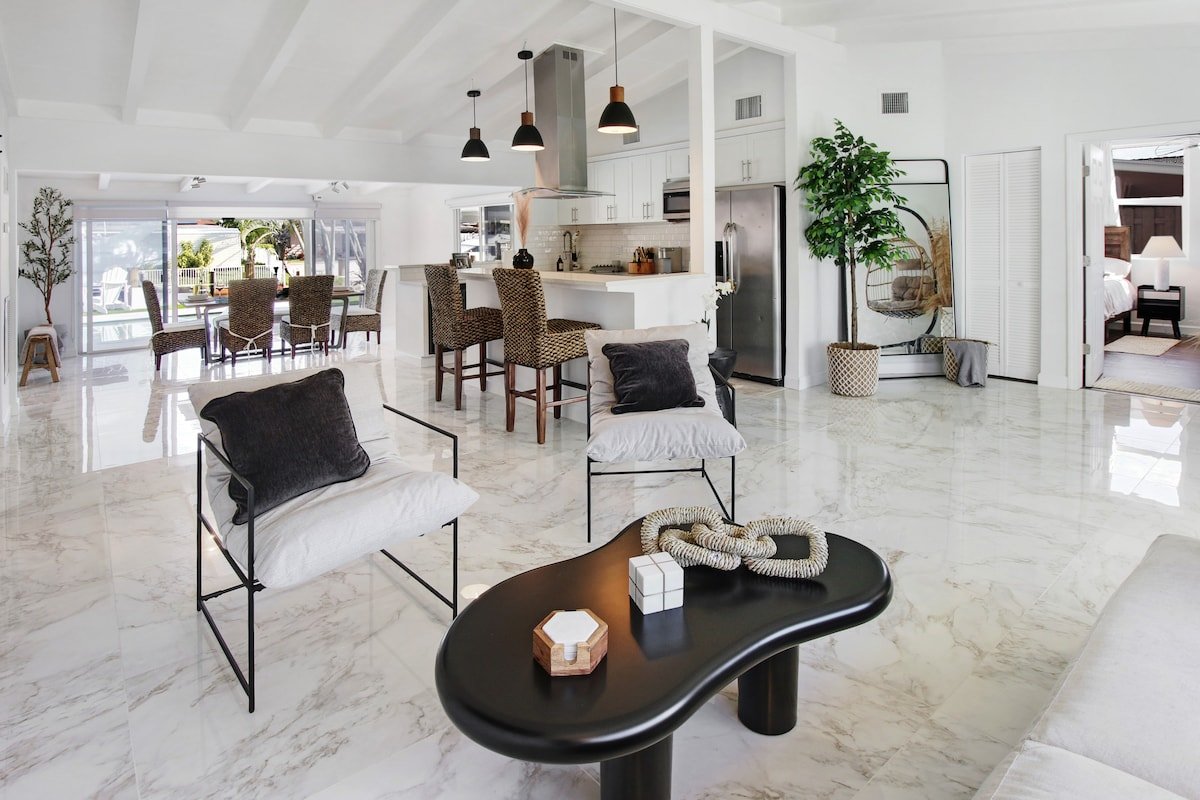 Upscale FL Waterfront Heaven, Heated Pool, Jacuzzi gallery image 5