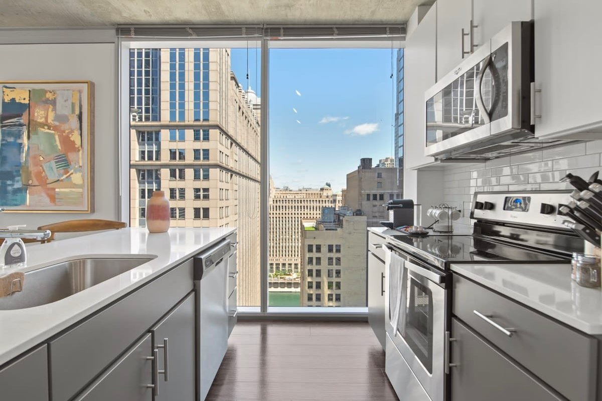 Stylish 2BR with Skyline Views Near Riverwalk gallery image 3