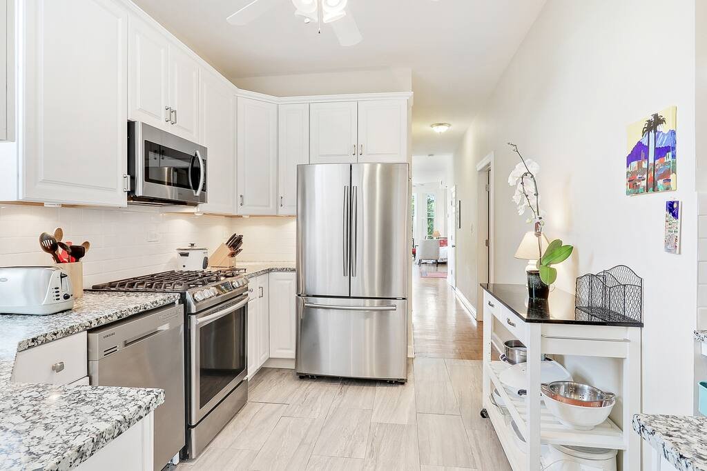 ❤︎ of Lincoln Park | 11ft Ceiling | 1,750ft² | W/D gallery image 4