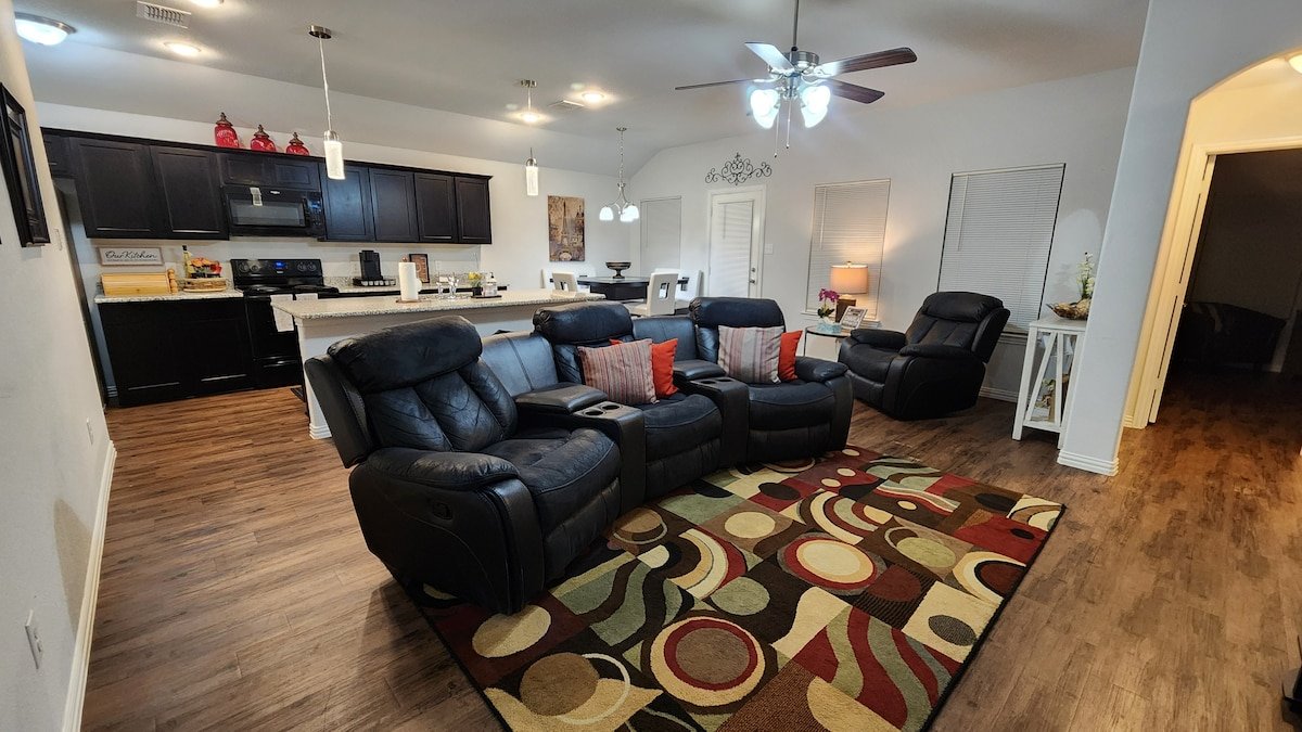Comfy home minutes from Downtown, Stockyards & TCU gallery image 2