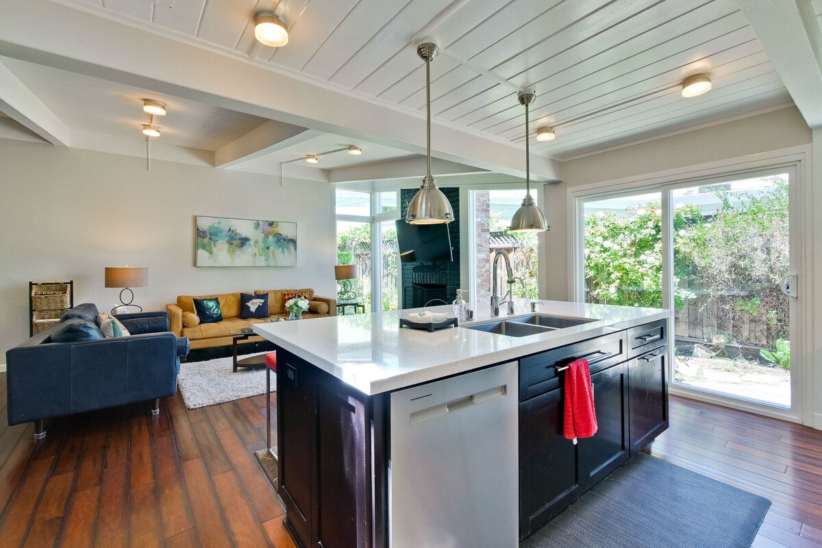 Upscale 4BR/3.5BA house near Stanford w/ AC gallery image 5