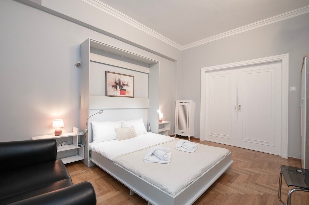 AthensHomes Syntagma Spacious Suite 5Br/2.5Ba gallery image 4