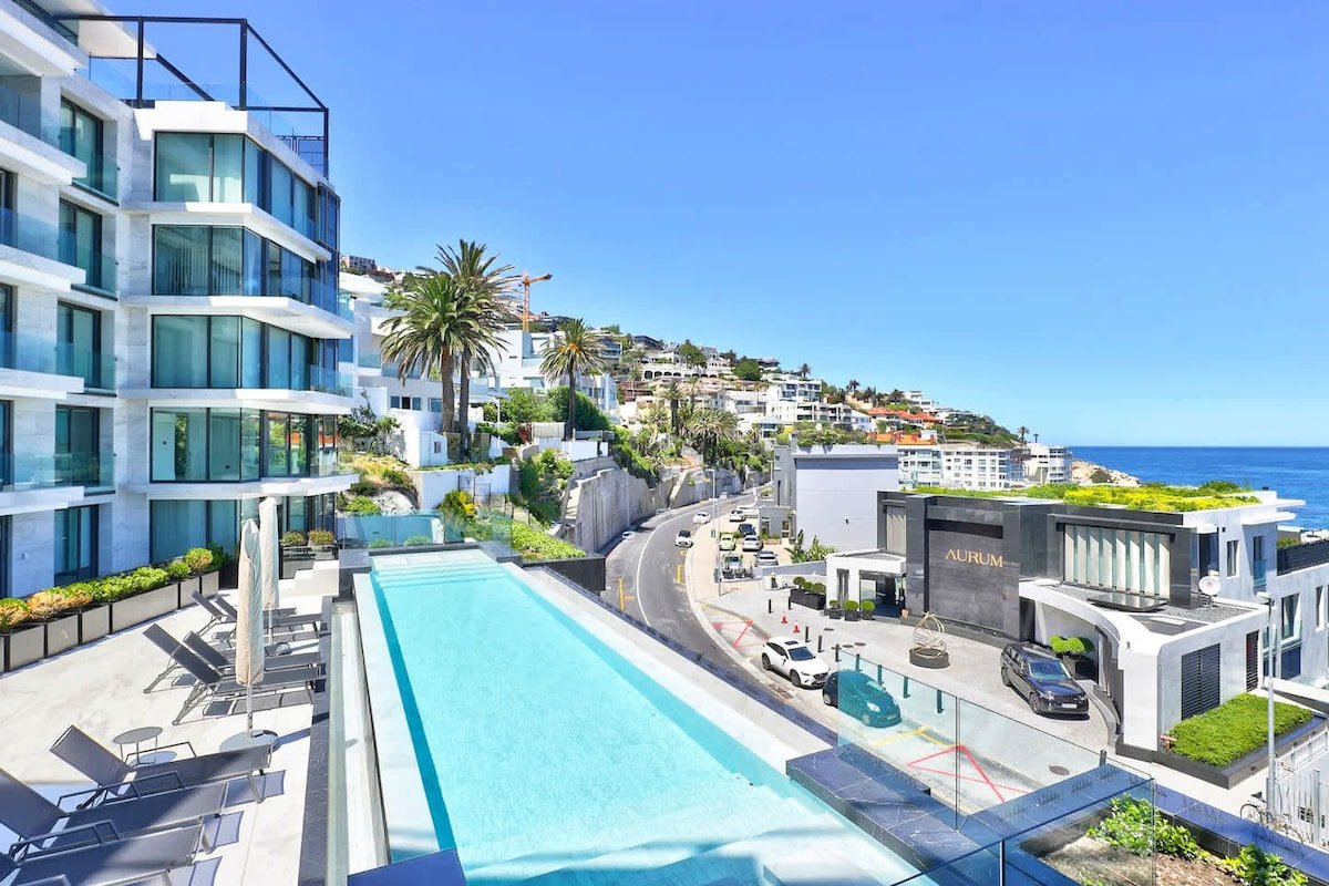 Bantry Bay Allure – Luxury Apt with the best views gallery image 4