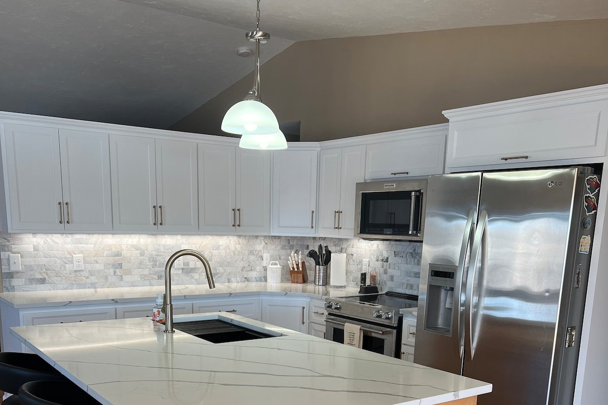 Lake home: hot tub & pool table gallery image 4