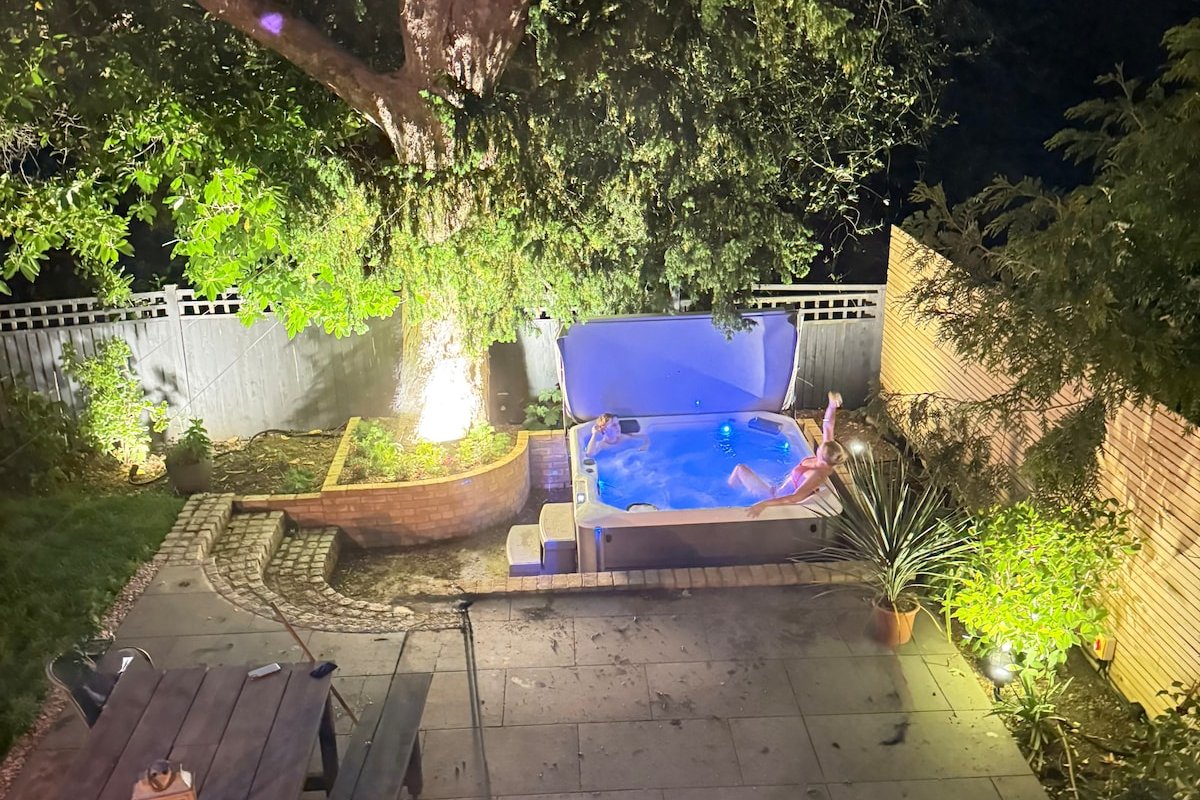 Lovely large modern home in private wooded estate gallery image 2