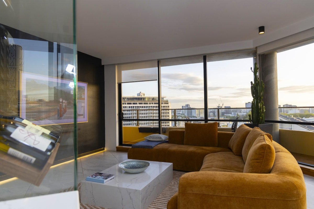 Panoramic City Views- Luxury 2 Bedroom Apartment gallery image 3