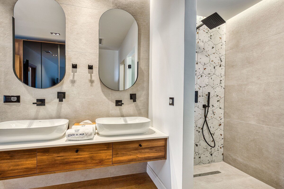 Villa Dominante – private pool and Jacuzzi gallery image 5