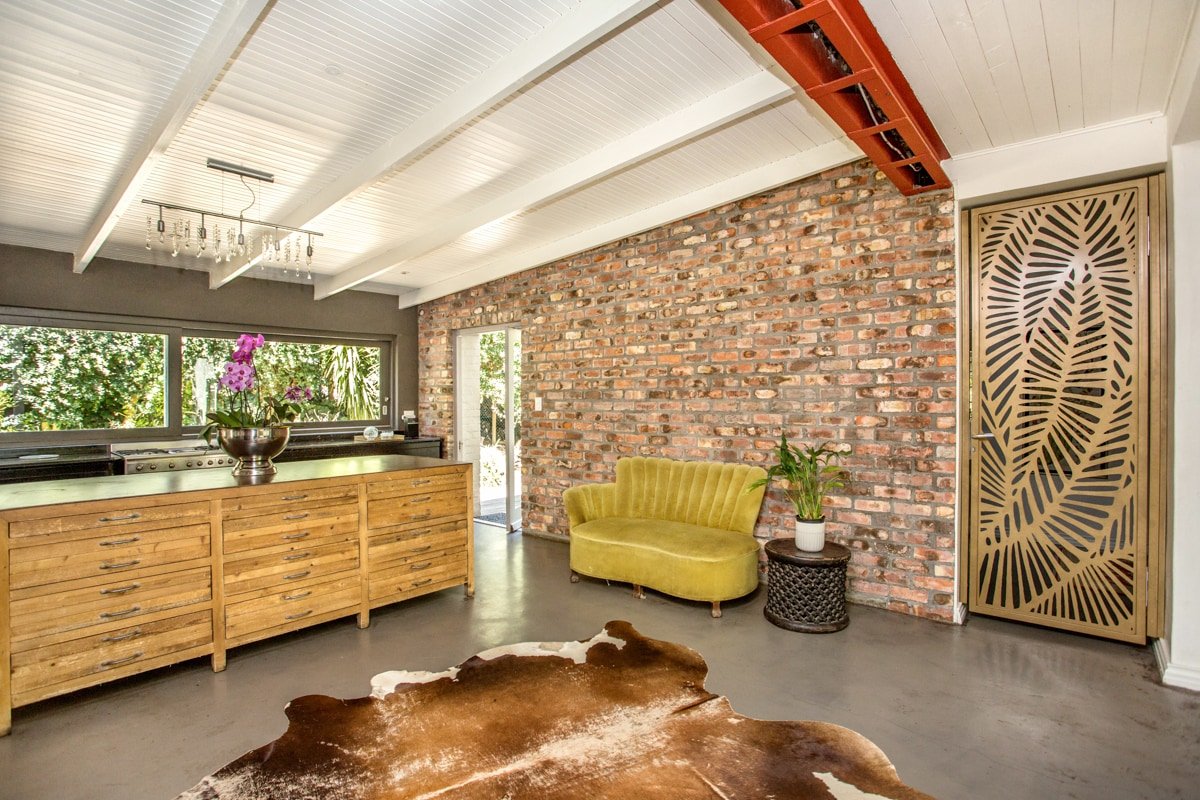 Spacious home with beautiful garden and views gallery image 5