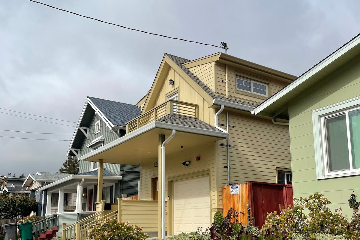 Easy commute! Nice 2 houses 4br 3bath/Parking! gallery image 2