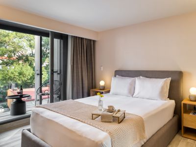 Modern Balcony Apt in Upscale Location+Rooftop+Gym