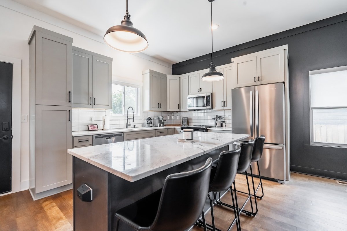 Entire Selfie House w Custom Bar gallery image 5