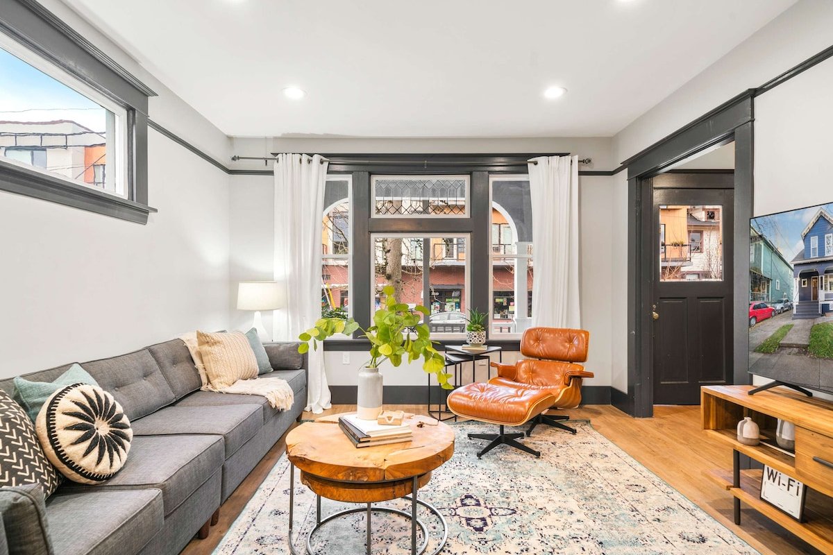 2BR House on Belmont – Parking – Fast Wifi gallery image 2