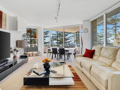 Unbeatable Beachfront Views 3 mins walk The Corso