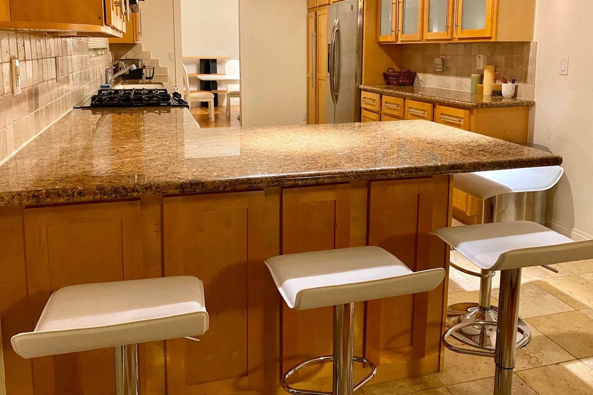 Spacious Comfy Renovated 4BR, quiet neighborhood gallery image 4