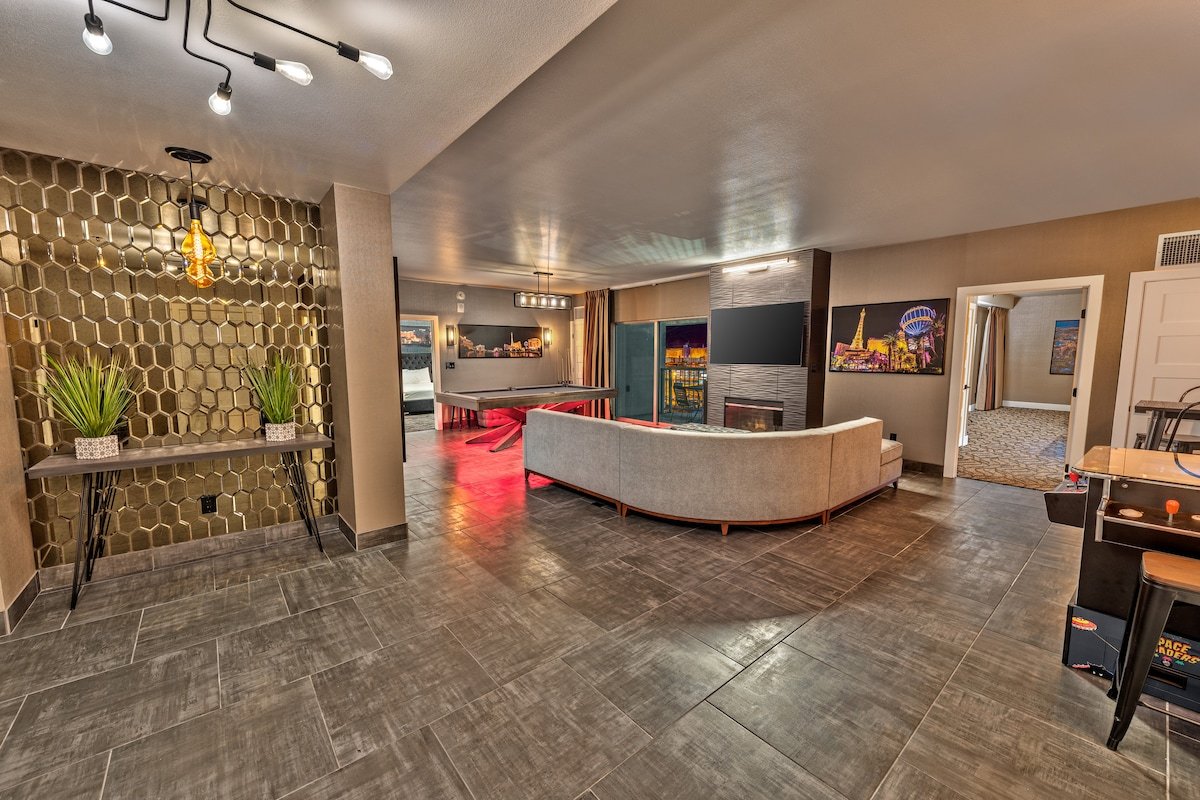 2 Bedroom Suite-Strip View-Pool Table-Arcade gallery image 3