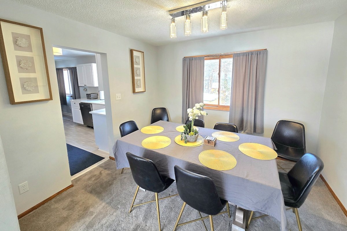 NEW Sauna | Games | Airport | Fun | Spacious gallery image 5