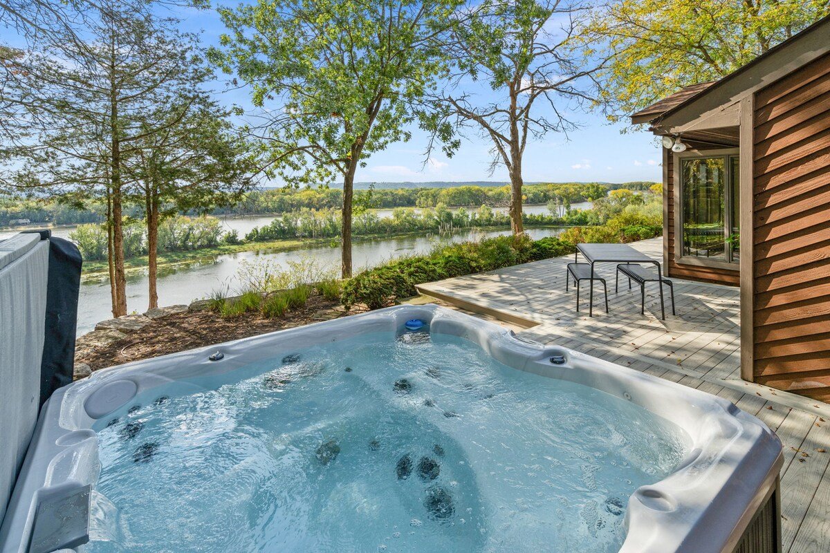 MINNeSTAY* Riverfront Inn | Hot tub gallery image 3