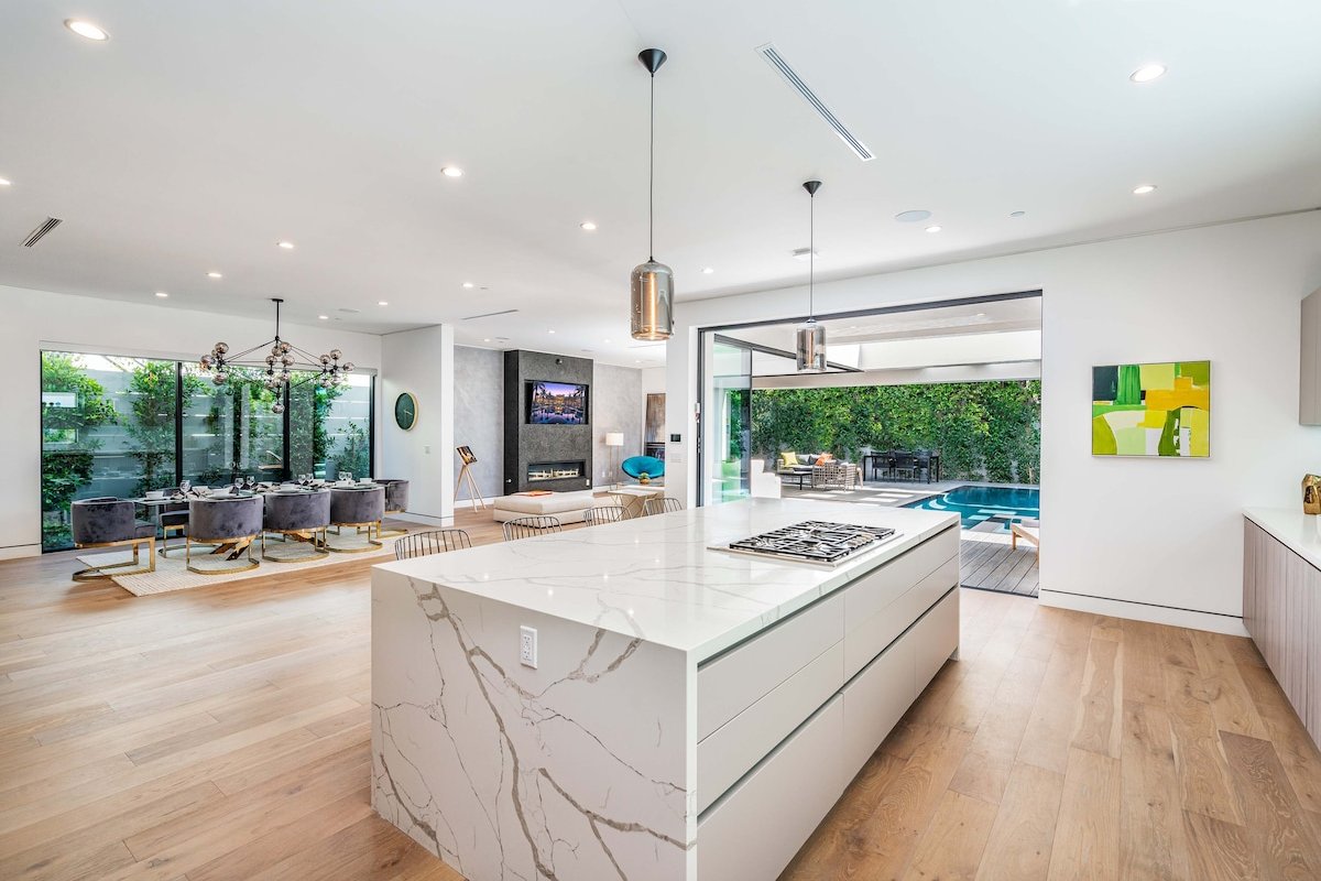 Villa Fendi by LuxJB | Heated Pool | Jacuzzi & Gym gallery image 4