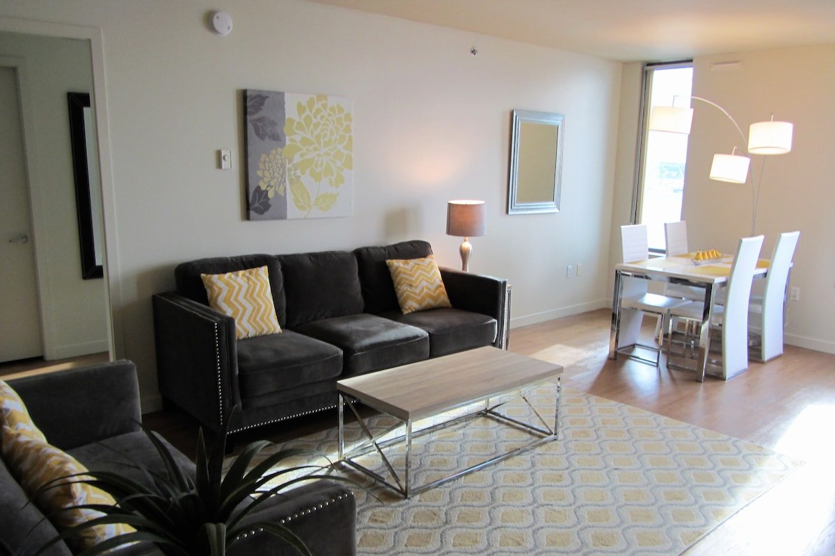 Harbor Steps, Downtown, Water Views! Huge 1400 sf! gallery image 3