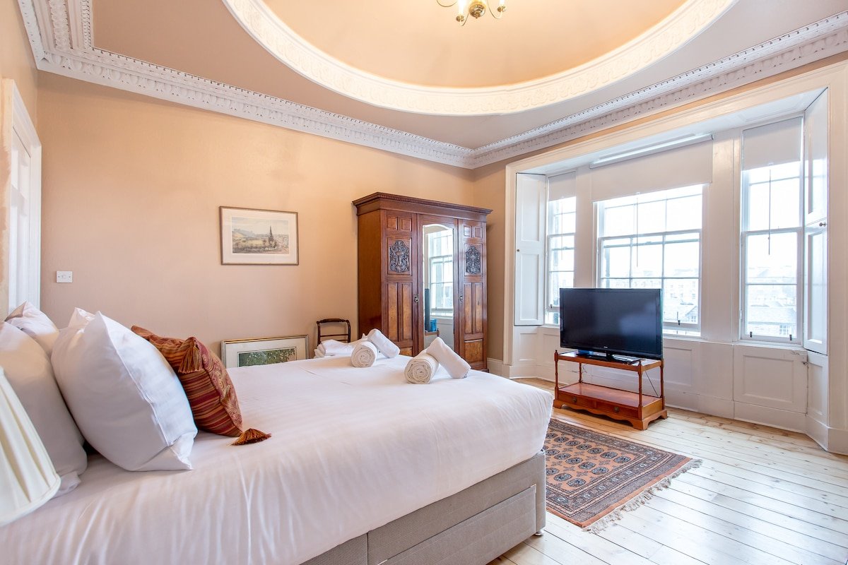 4 Bedroom City Centre Penthouse Sleeps 8 gallery image 2