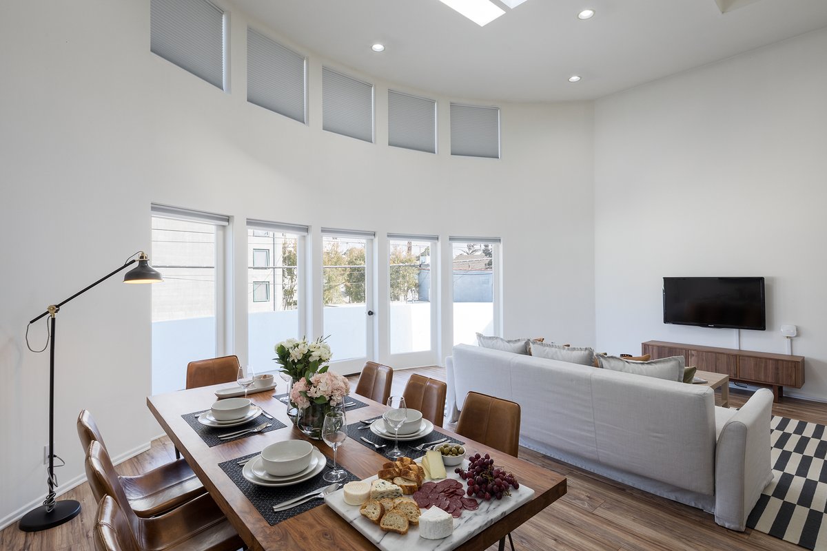 Architectural townhouse with parking 5min to beach