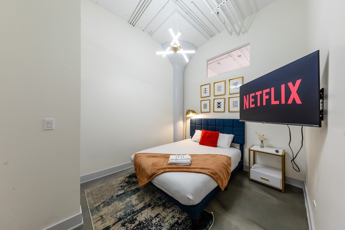 Luxury 6BR Loft | Near McCormick | Skyline Views gallery image 5