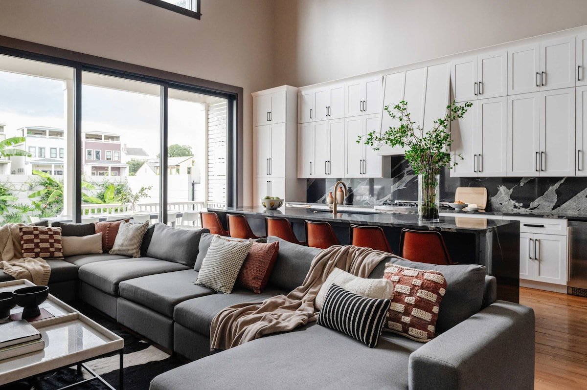 Stylish 7 Bedroom Luxe Home | Heated Pool & Spa gallery image 5