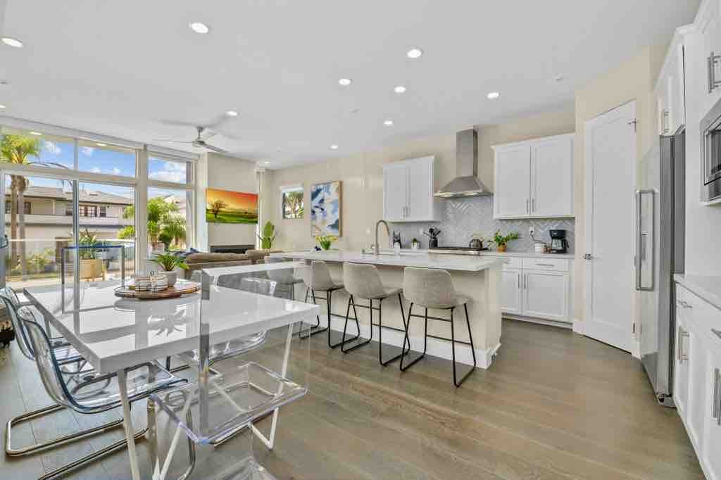 Stunning 4BR Villa with Bay Views & Rooftop Decks!