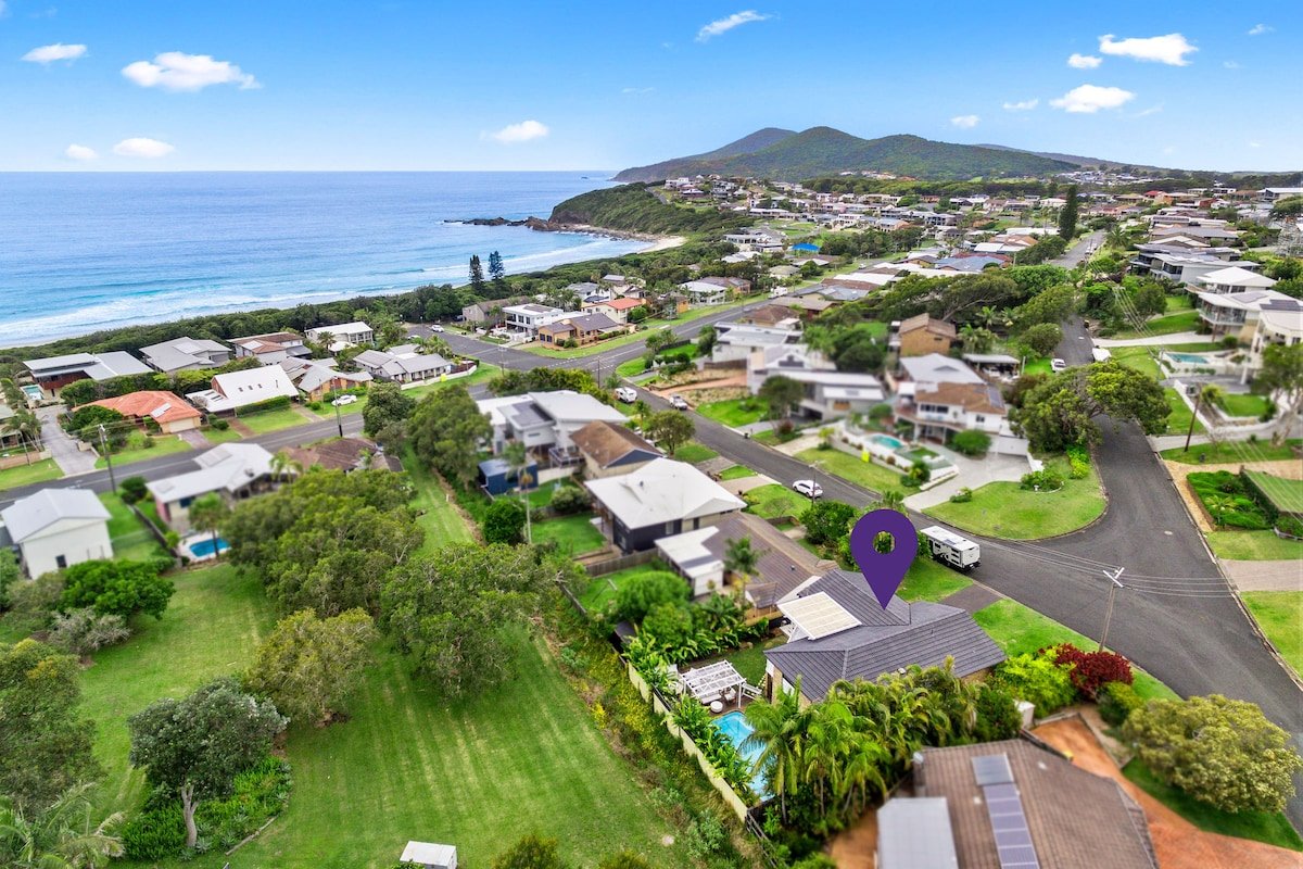 Beachside family home with pool! gallery image 2