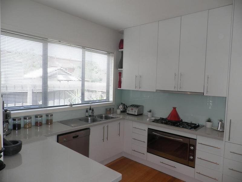 4 B/R, sleeps 8 in Seddon. gallery image 3