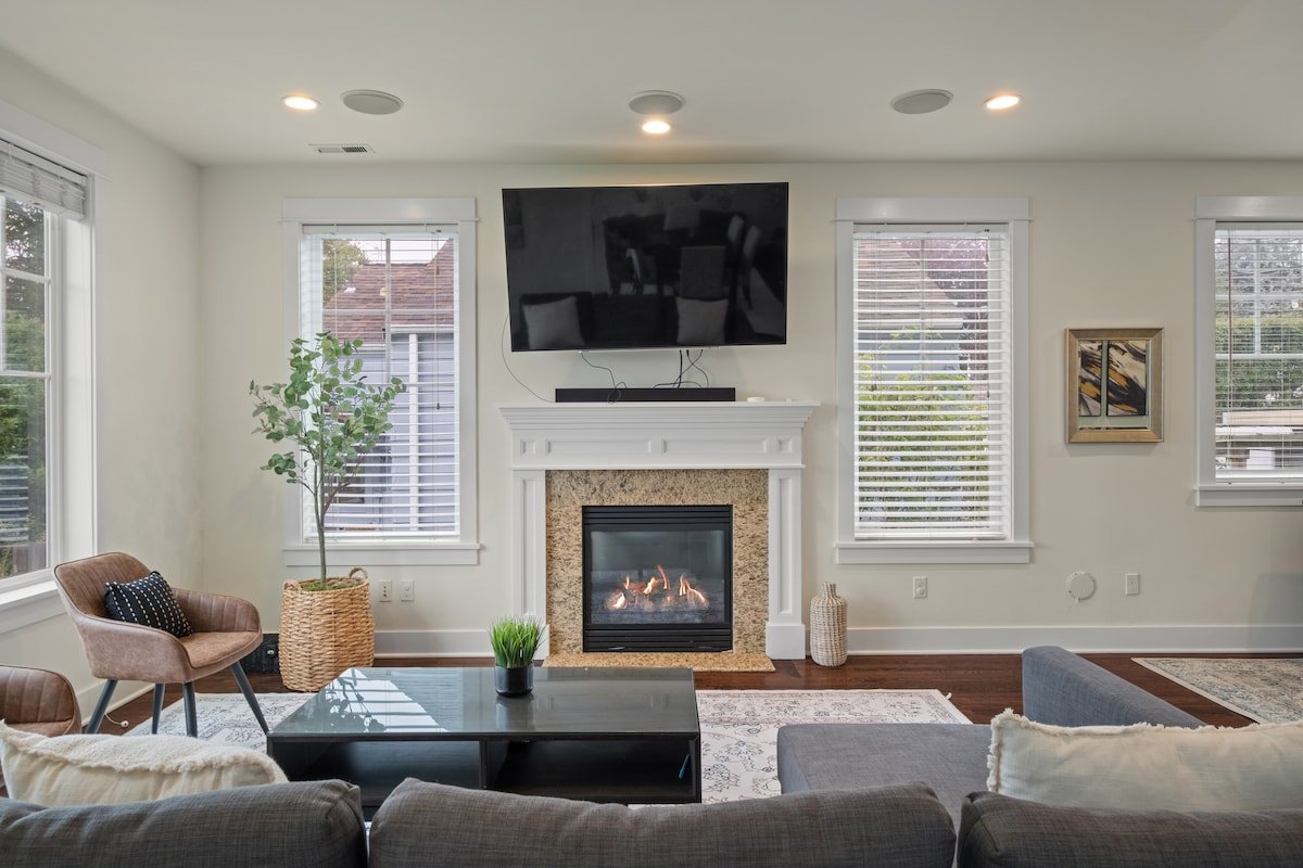 Spacious Seward Park Home for 8! gallery image 4